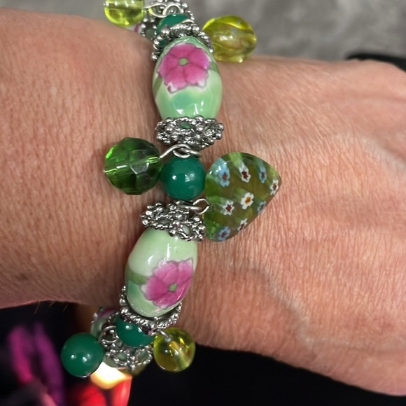 Vintage Floral Beaded stretch Bracelet - Green and Pink - Picture 5 of 6